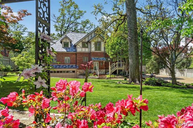 624 Locksley Place, Webster Groves, MO 63119