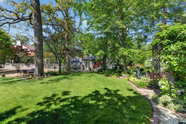 624 Locksley Place, Webster Groves, MO 63119