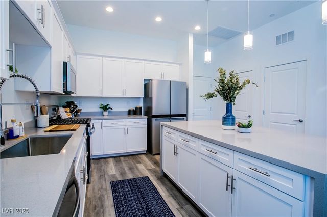 10520 Prospering Valley Way, Las Vegas, NV 89166