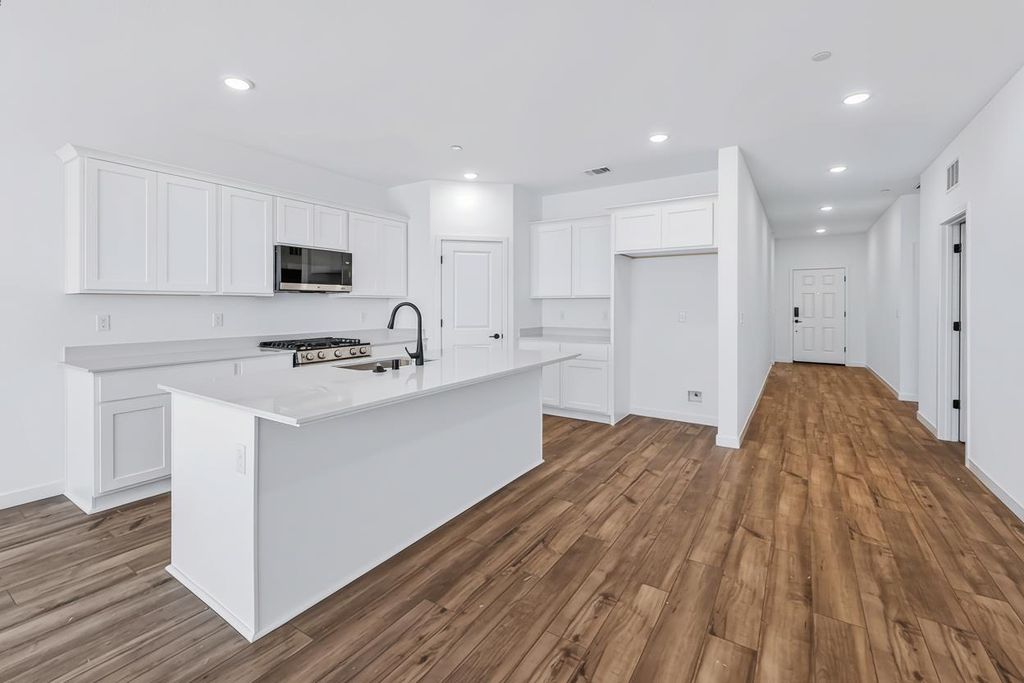 Image 14 of property listing at 617 Victoria Avenue # 201, Chowchilla, CA 93610