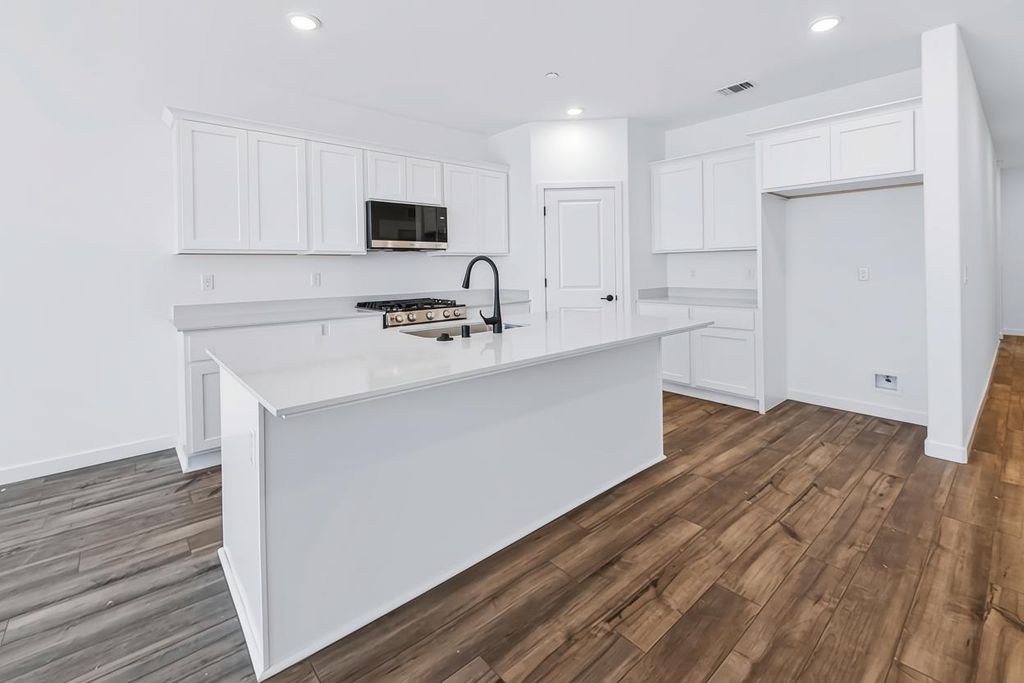 Image 15 of property listing at 617 Victoria Avenue # 201, Chowchilla, CA 93610