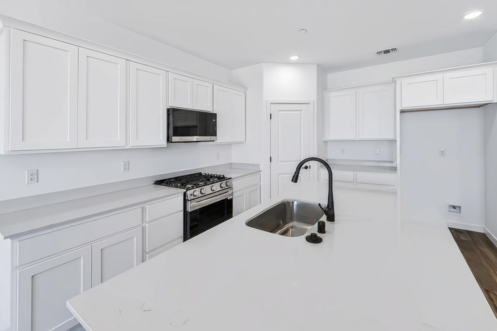 Image 16 of property listing at 617 Victoria Avenue # 201, Chowchilla, CA 93610
