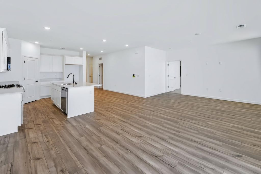 Image 19 of property listing at 617 Victoria Avenue # 201, Chowchilla, CA 93610