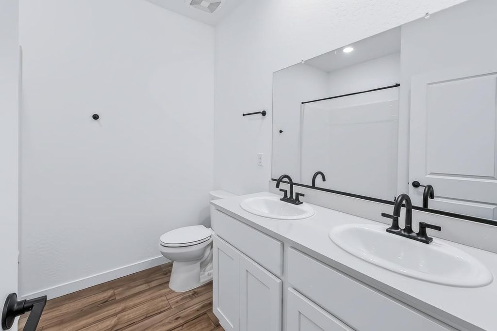 Image 2 of property listing at 617 Victoria Avenue # 201, Chowchilla, CA 93610