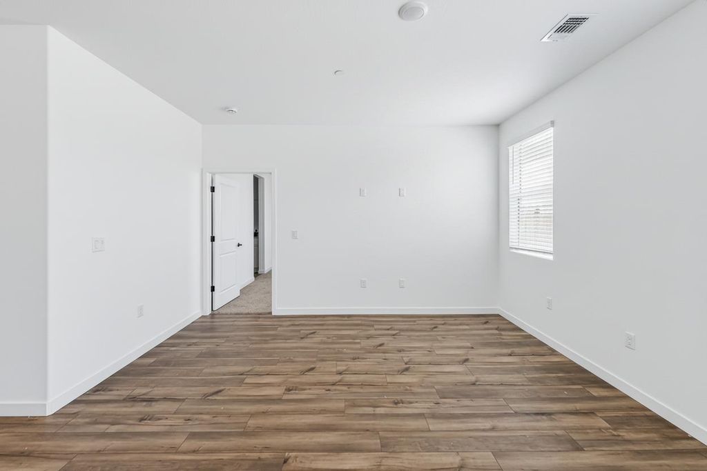 Image 20 of property listing at 617 Victoria Avenue # 201, Chowchilla, CA 93610