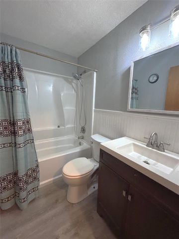 53 Pin Oak Court, Lake Jackson, TX 77566