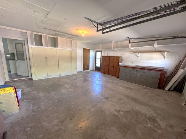 53 Pin Oak Court, Lake Jackson, TX 77566