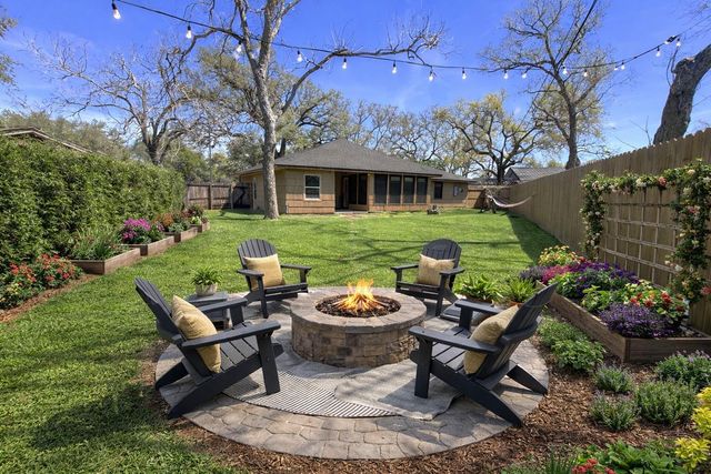 53 Pin Oak Court, Lake Jackson, TX 77566