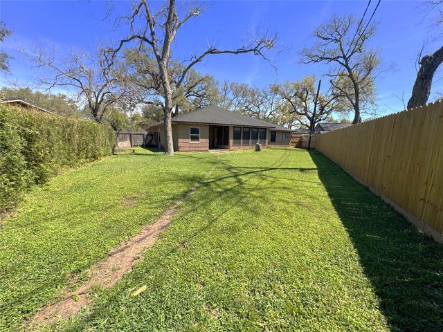 53 Pin Oak Court, Lake Jackson, TX 77566