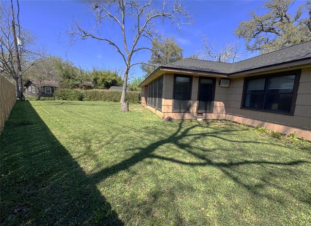 53 Pin Oak Court, Lake Jackson, TX 77566