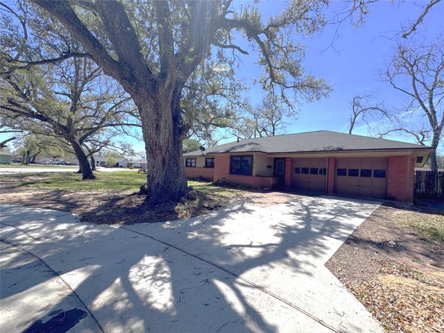 53 Pin Oak Court, Lake Jackson, TX 77566