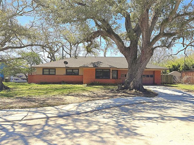 53 Pin Oak Court, Lake Jackson, TX 77566