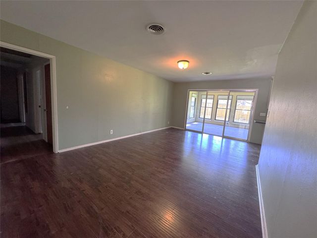 53 Pin Oak Court, Lake Jackson, TX 77566