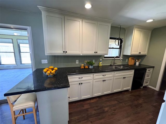 53 Pin Oak Court, Lake Jackson, TX 77566