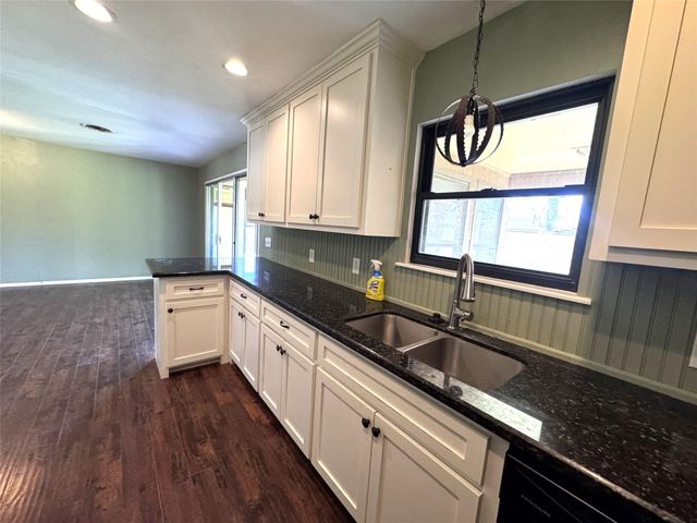 53 Pin Oak Court, Lake Jackson, TX 77566