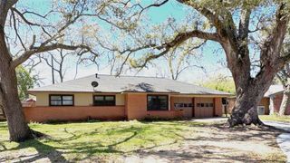 53 Pin Oak Court, Lake Jackson, TX 77566