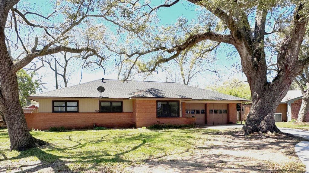 53 Pin Oak Court, Lake Jackson, TX 77566