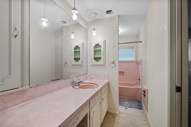 1400 W Locust Street, Stilwell, OK 74960