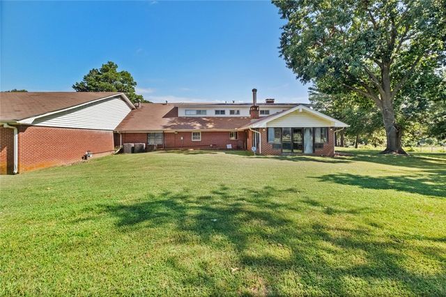 1400 W Locust Street, Stilwell, OK 74960