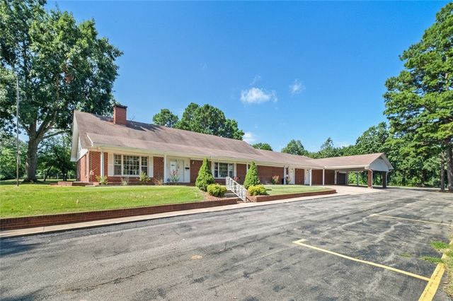 1400 W Locust Street, Stilwell, OK 74960