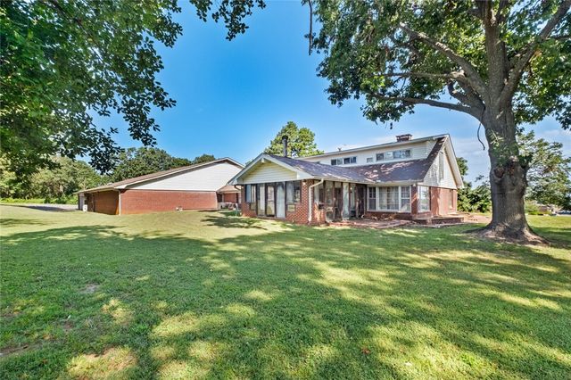 1400 W Locust Street, Stilwell, OK 74960