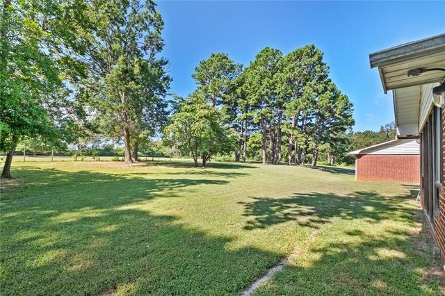 1400 W Locust Street, Stilwell, OK 74960