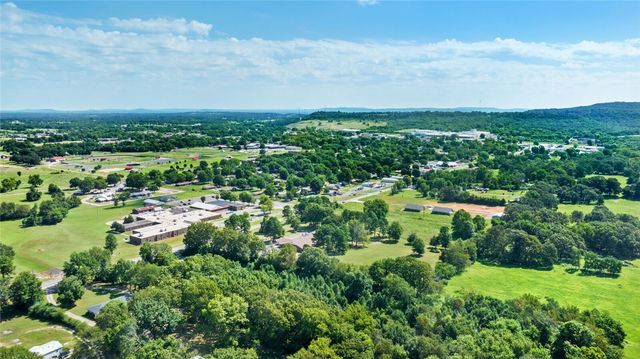 1400 W Locust Street, Stilwell, OK 74960