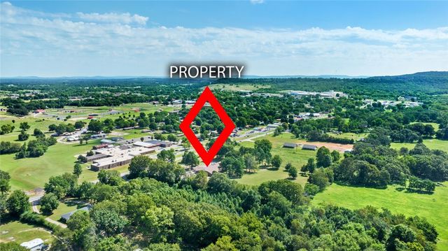 1400 W Locust Street, Stilwell, OK 74960