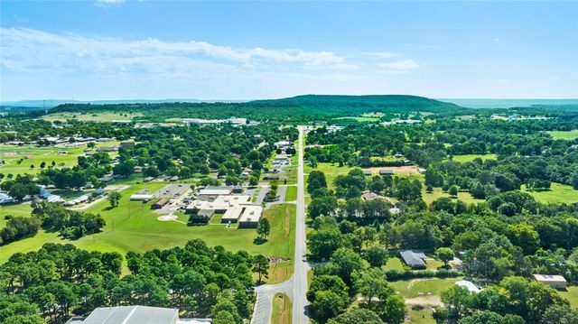 1400 W Locust Street, Stilwell, OK 74960