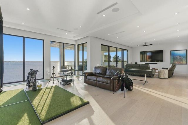 1271 NE Langford Lane, Jensen Beach, FL 34957