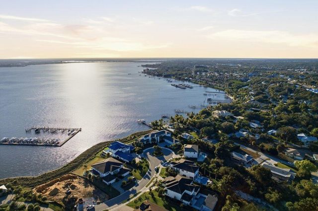 1271 NE Langford Lane, Jensen Beach, FL 34957