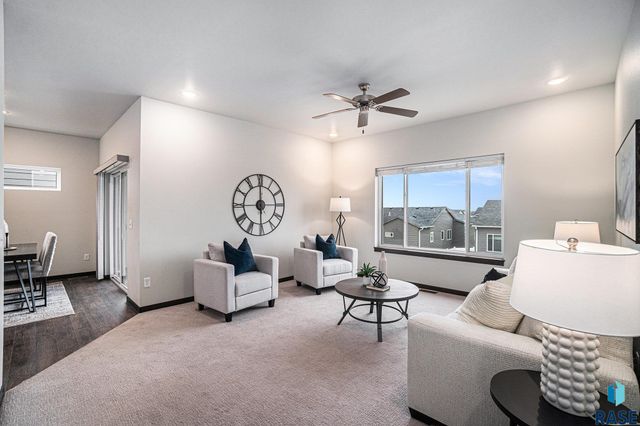 7805 E 44th St Street, Sioux Falls, SD 57110