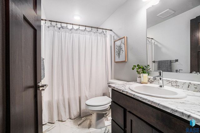 7805 E 44th St Street, Sioux Falls, SD 57110