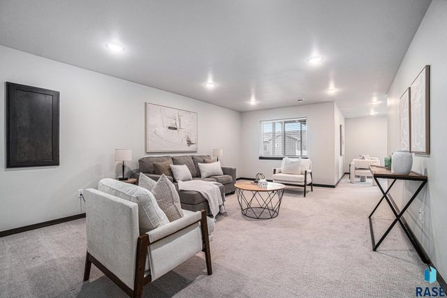 7805 E 44th St Street, Sioux Falls, SD 57110