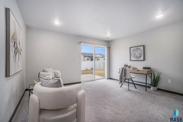 7805 E 44th St Street, Sioux Falls, SD 57110