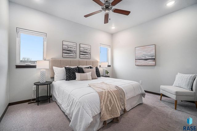 7805 E 44th St Street, Sioux Falls, SD 57110