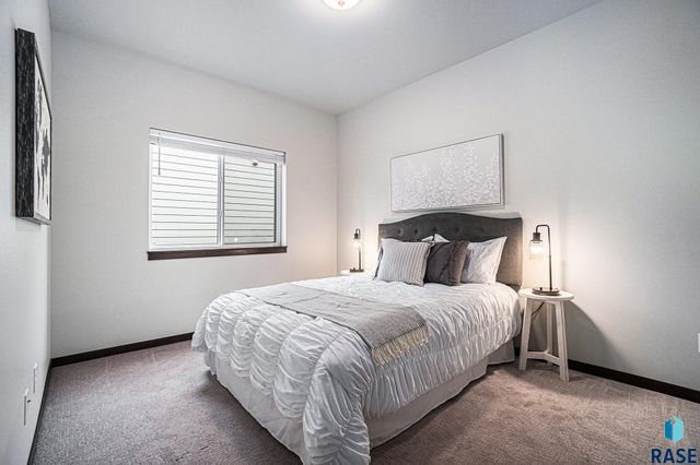 7805 E 44th St Street, Sioux Falls, SD 57110