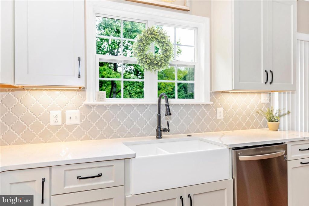 Image 18 of property listing at 402 LEAFY HOLLOW, Mount Airy, MD 21771