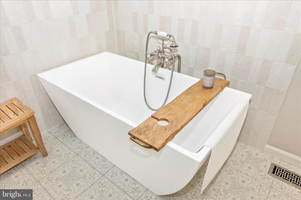 Image 32 of property listing at 402 LEAFY HOLLOW, Mount Airy, MD 21771