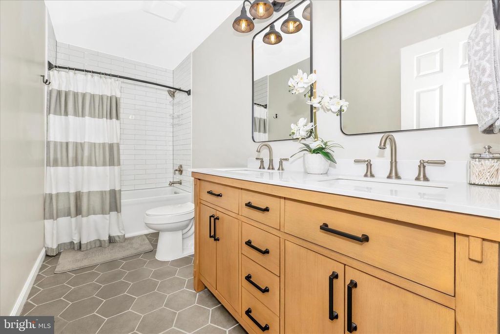 Image 37 of property listing at 402 LEAFY HOLLOW, Mount Airy, MD 21771