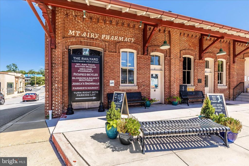 Image 65 of property listing at 402 LEAFY HOLLOW, Mount Airy, MD 21771