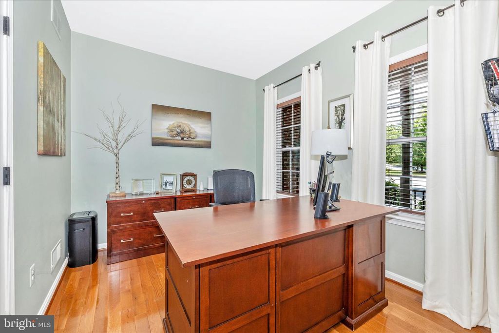 Image 8 of property listing at 402 LEAFY HOLLOW, Mount Airy, MD 21771