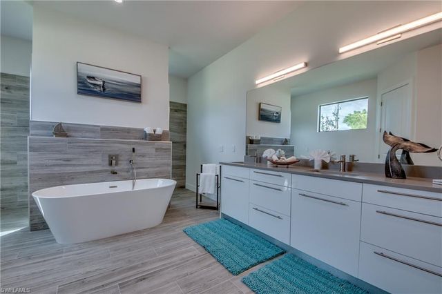 124 SW 16th PL, Cape Coral, FL 33991