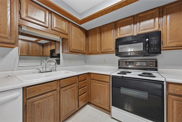 986 Westside Dr, Iowa City, IA 52246