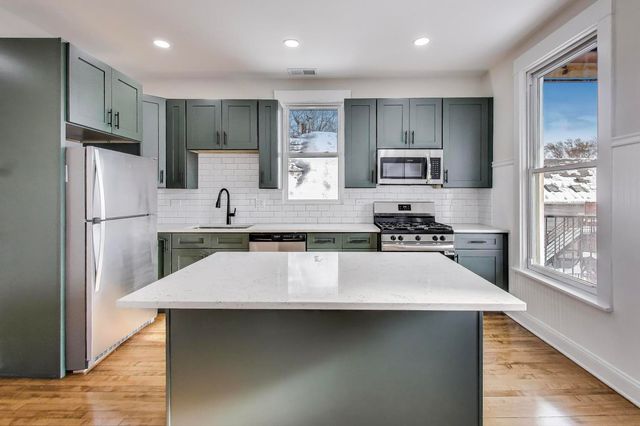 1839 W HENDERSON Street, Chicago, IL 60657