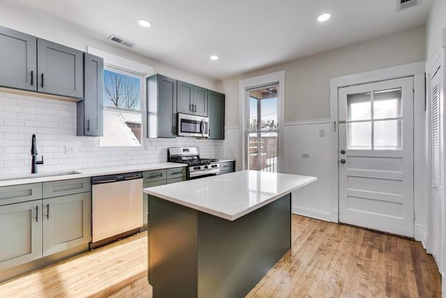 1839 W HENDERSON Street, Chicago, IL 60657