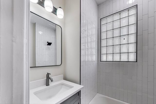 1839 W HENDERSON Street, Chicago, IL 60657