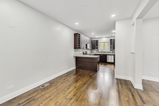 1839 W HENDERSON Street, Chicago, IL 60657