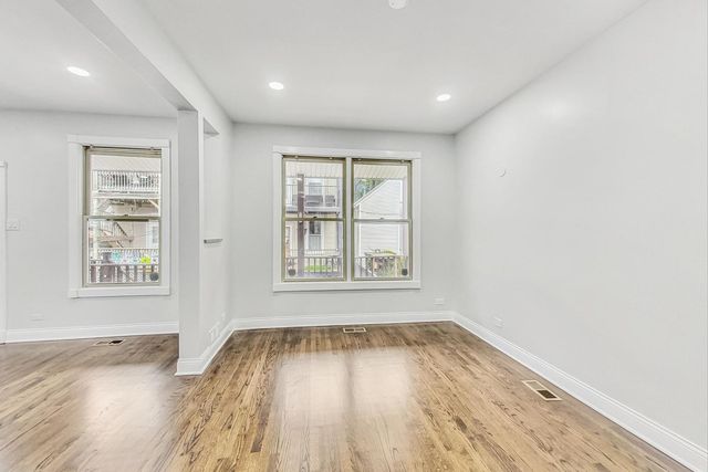 1839 W HENDERSON Street, Chicago, IL 60657