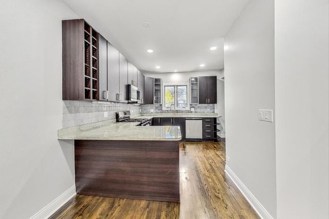 1839 W HENDERSON Street, Chicago, IL 60657